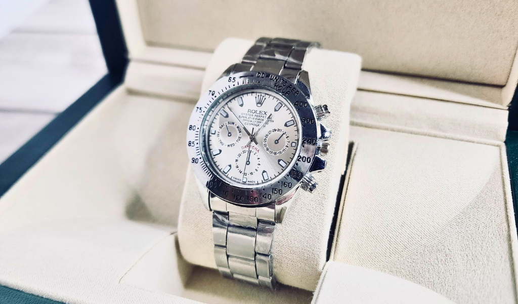 How to Choose the Right Buyer When Selling Your Rolex Watch Locally?